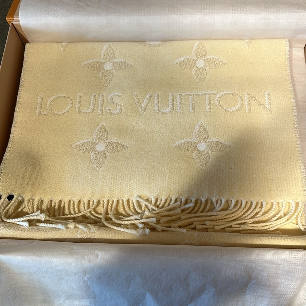 Louis Vuitton Essential Shine Scarf